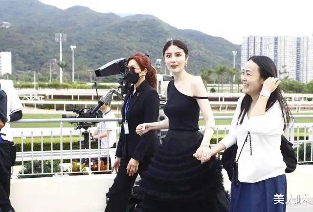 穿衣搭配 陈慧琳50岁的状态也太美好了!不整容不打针却胜在自然,穿搭优雅美得太高级