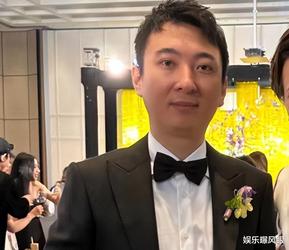王思聪高档宴会与富婆合影,单手插兜西装显廉价,被嘲像服务员