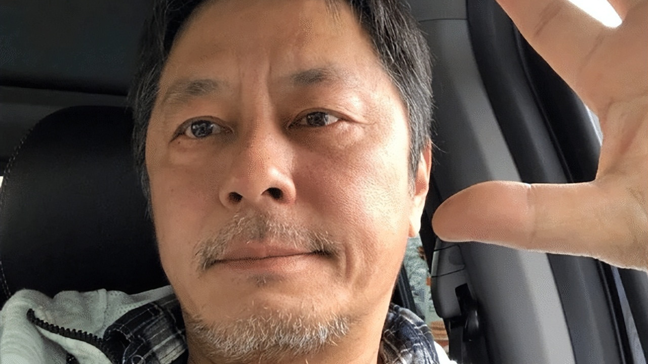 王杰|曝60岁王杰和富婆如胶似漆，定居加拿大好惬意，胡子拉碴不修边幅