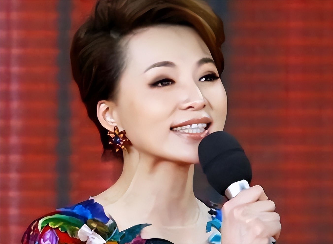 |五位央视龙年春晚主持人,个个实力不凡,皆受观众喜爱,最小30岁