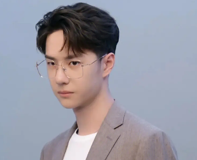 王一博|绝望文盲？王一博被曝不认字不会拼音，3年创收10亿成顶流太离谱！