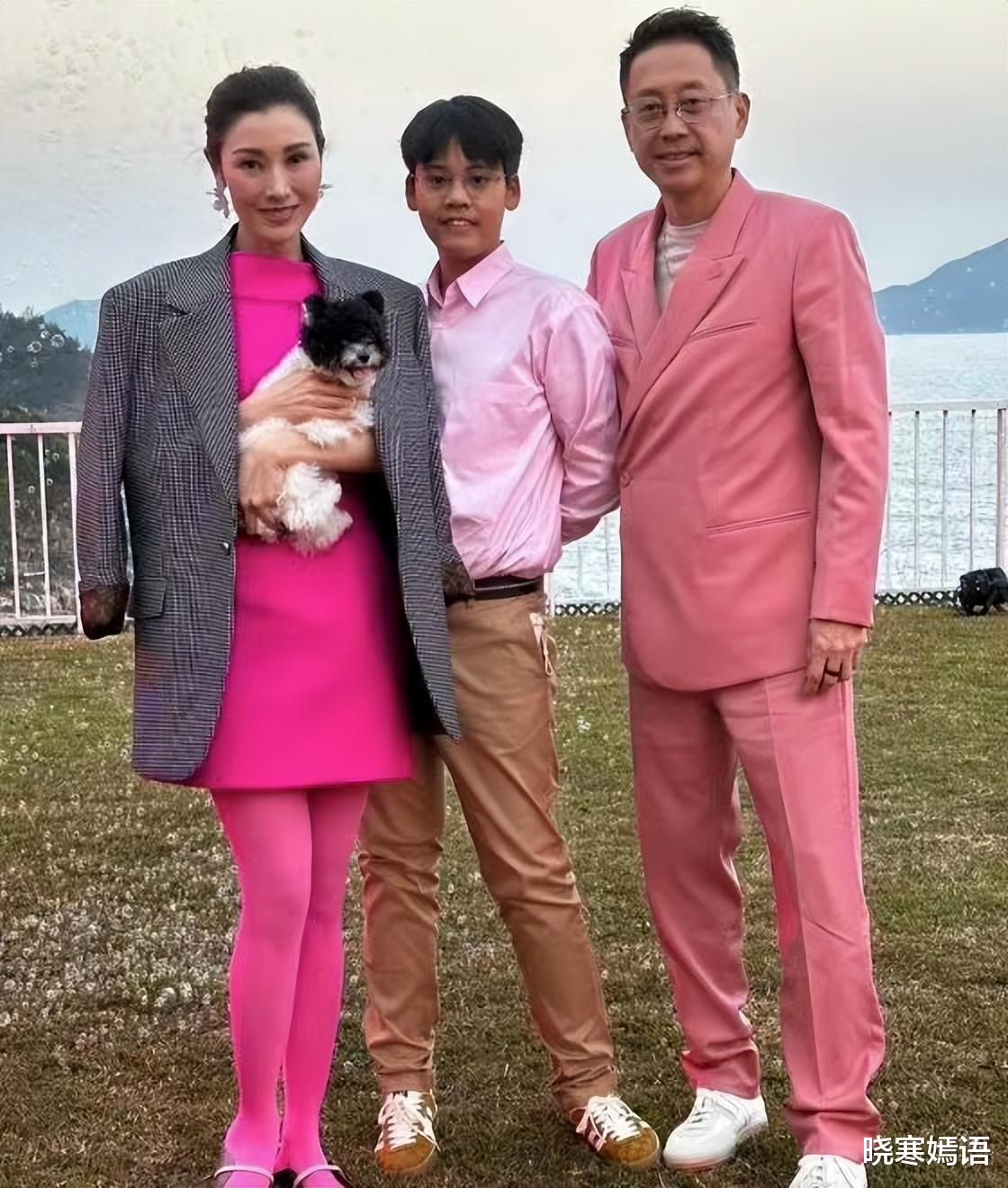 许建彤火了！李嘉欣12岁儿子自拍，肤黑龅牙大肚腩，被粉丝喊老公