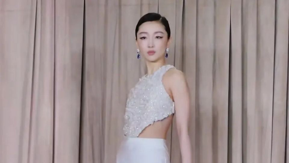 周冬雨张子枫红毯造型尴尬：想性感露了个寂寞，童星别穿大人衣服