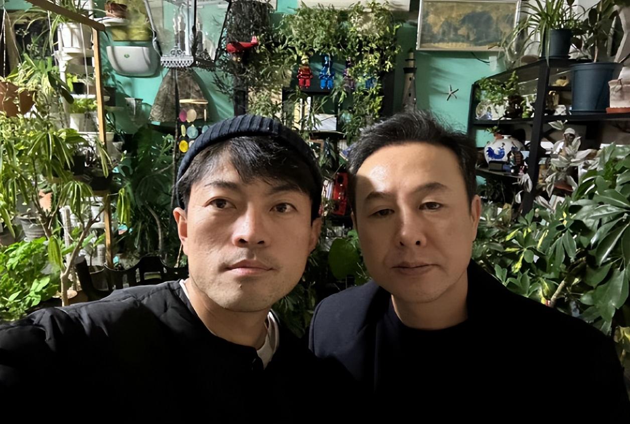 父亲是金牌编剧，媳妇是演员，他本不用担忧资源，甘愿从龙套做起