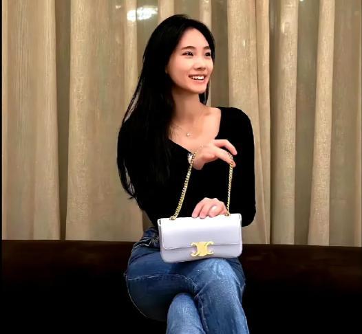 小S|小S徐熙娣二女儿穿露背露腰上衣,背2万多包,越来越像姨妈大S