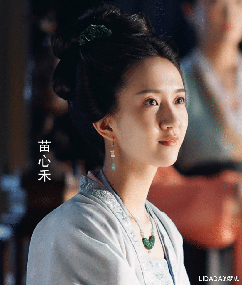 她出身普通却不甘于平庸，出道十年脚踏实地演戏，2023年终于火了