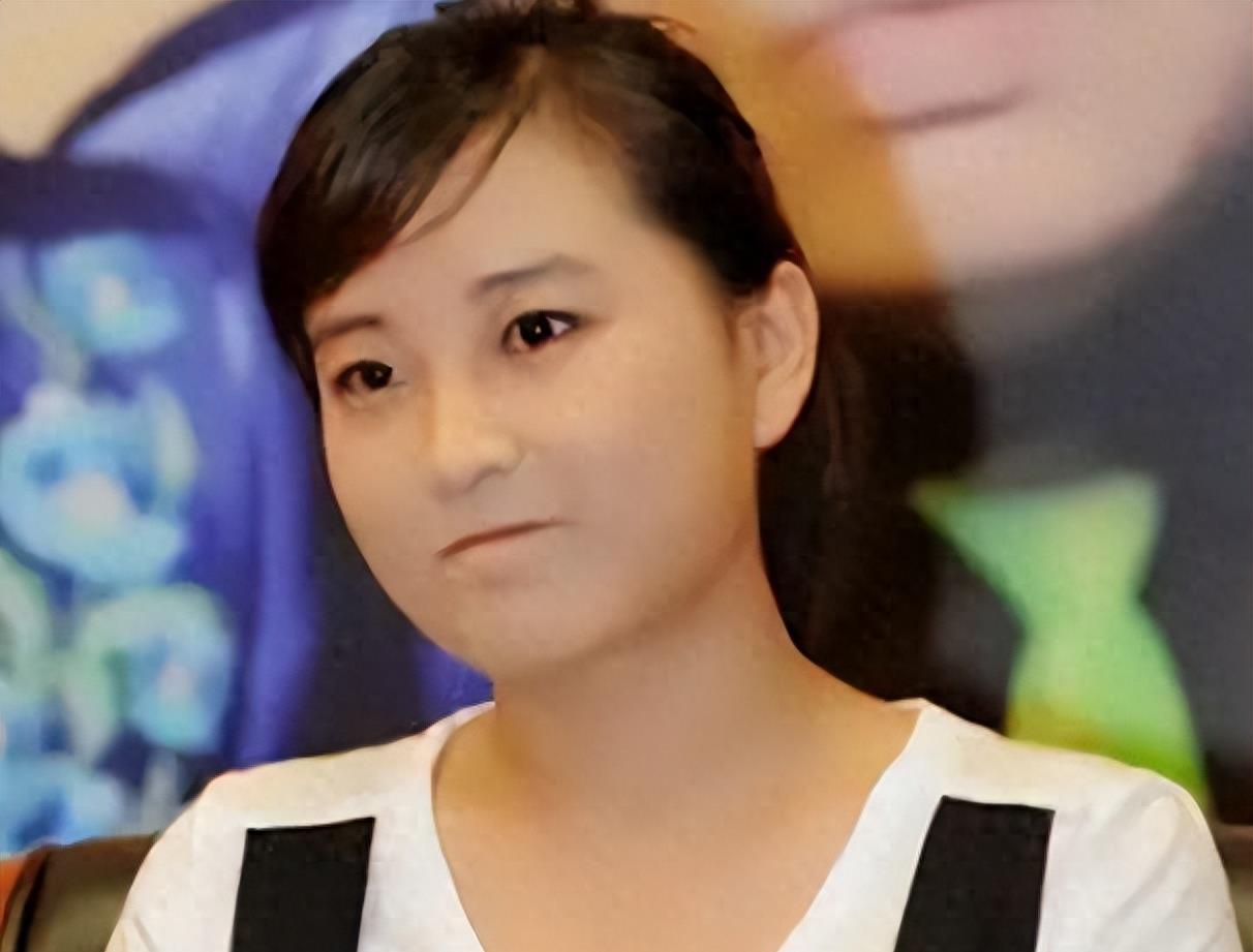 41岁的贾玲暴瘦50多斤脱胎换骨,漂亮到认不出,与张小斐故地重游