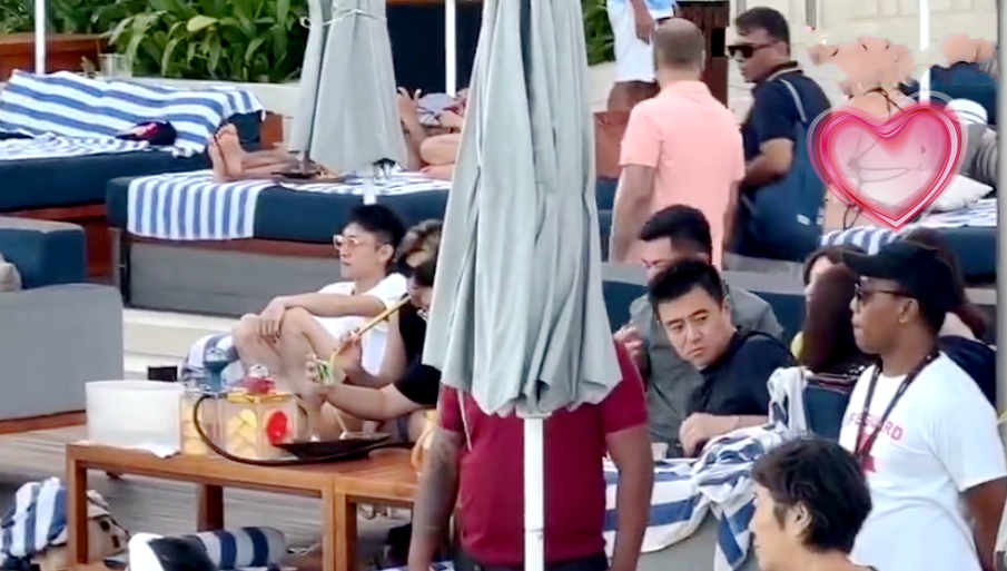 张一山|张一山陈柏霖海边聚会，陈柏霖抽水烟吞云吐雾，张一山不停抖腿