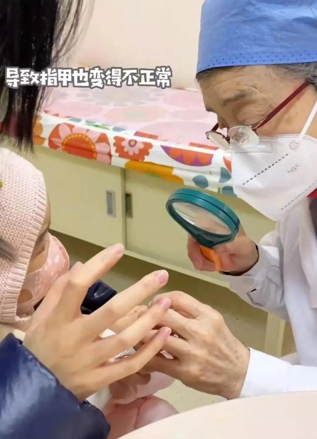 李亚鹏|李亚鹏小女儿生病比想象中严重，海哈金喜自责，网友：娶对了人