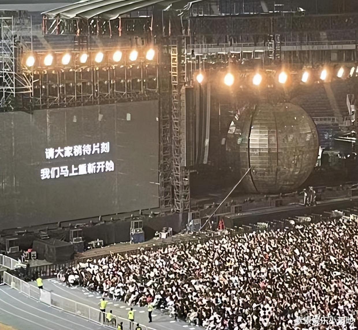 周杰伦演唱会受伤现场:铁球离地面有8米高,他蹲在地上表情难受