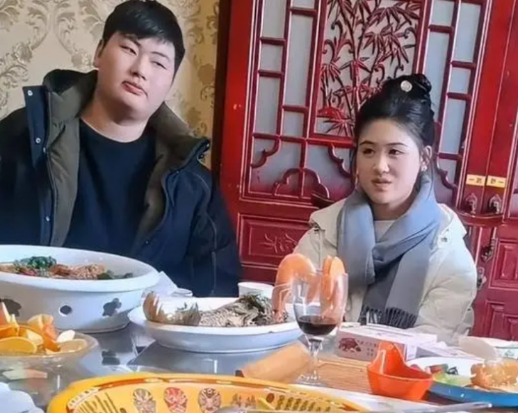 曝朱小伟陈萌现身医院疑怀孕,大衣嫂陪同面露不悦,疑结果有问题