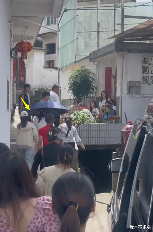 杨紫安徽农村拍戏被偶遇，真人又高又瘦，脚大被指穿40码鞋！