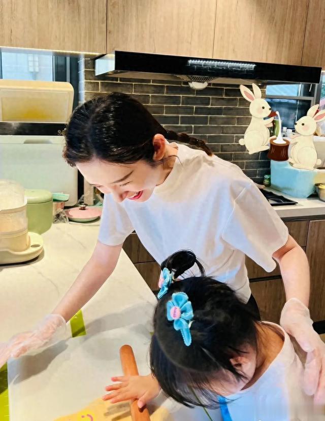 张若昀唐艺昕升级为一家三口，3岁女儿扎丸子头，皮肤白皙水嫩