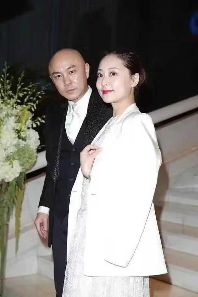 张卫健的妻子真好看！穿的衣服很简约，20万名牌包包抢镜