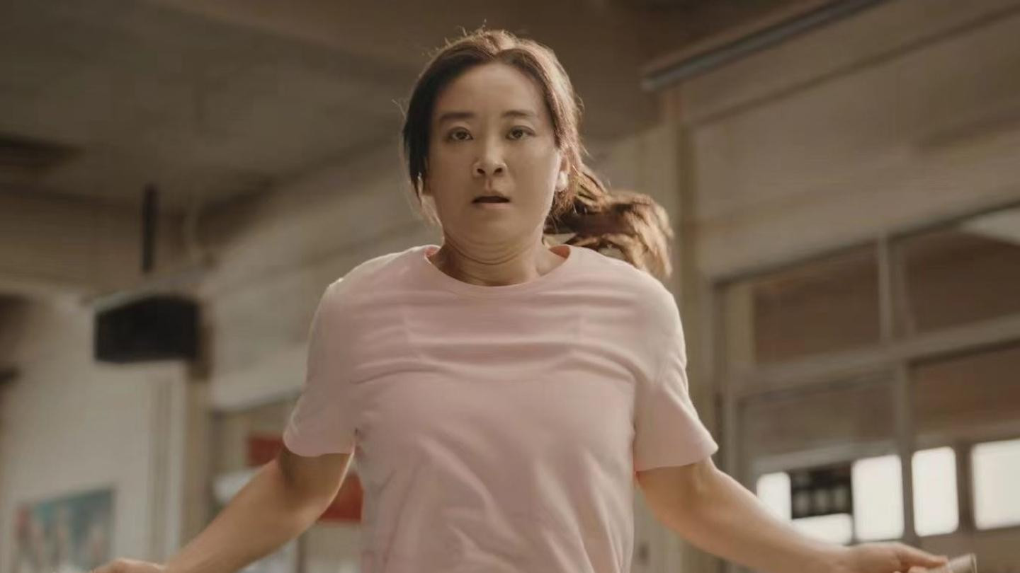 女星贾玲暴瘦引热议，面容憔悴嘴唇苍白，手臂紧实疑似高强度锻炼