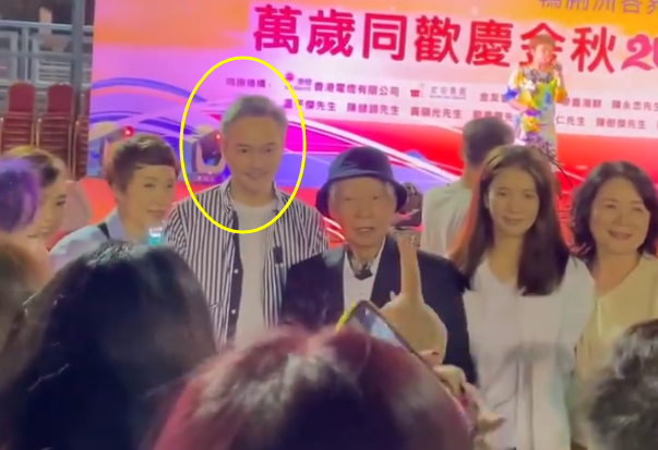 张智霖风波后携袁咏仪赴宴，头发胡子花白，十几个人围坐吃一盆菜