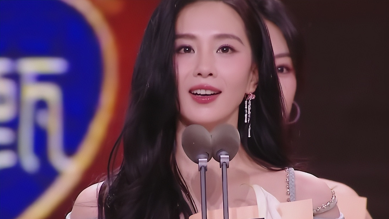 当31岁杨紫跟36岁刘诗诗站一起，我才彻底明白，美人在骨不在皮