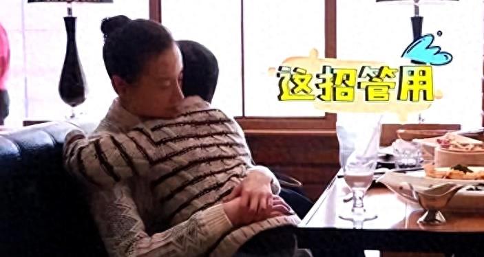 董洁停工陪儿子照片,被指长相神似梁朝伟,连时间线也都对得上!