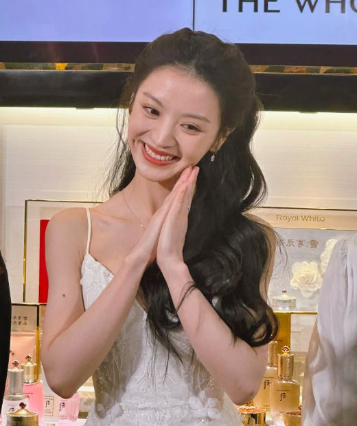 田曦薇线下活动生图，穿吊带裙身材饱满很有料，简直是甜妹天花板