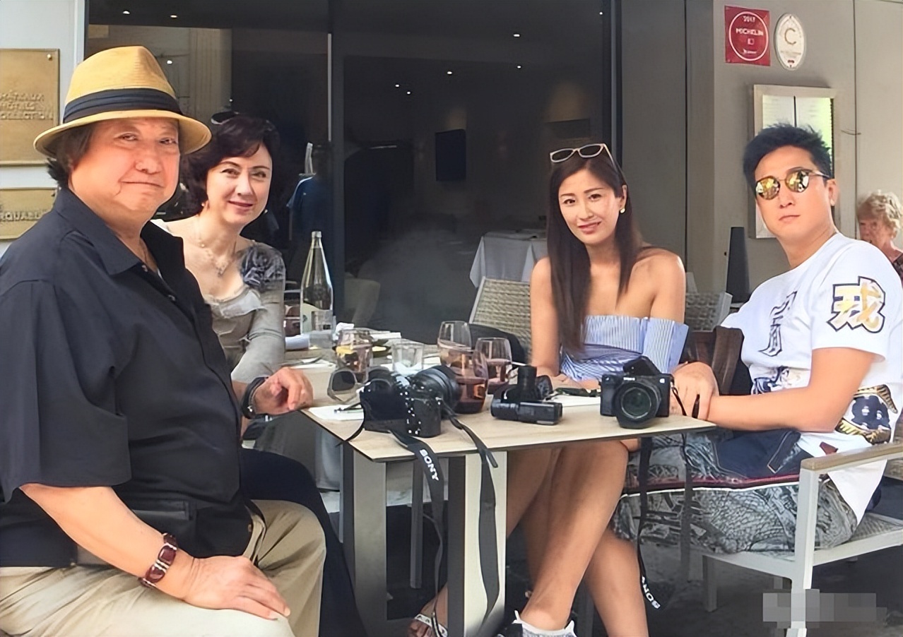 洪金宝儿媳内地过冬至，当跟班夫人住五星级酒店，穿瑜伽裤秀锁骨