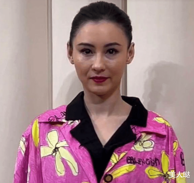 43岁的张柏芝脸也崩了？生图下脸部肿胀双眼凹陷，穿印花睡衣亮相大翻车