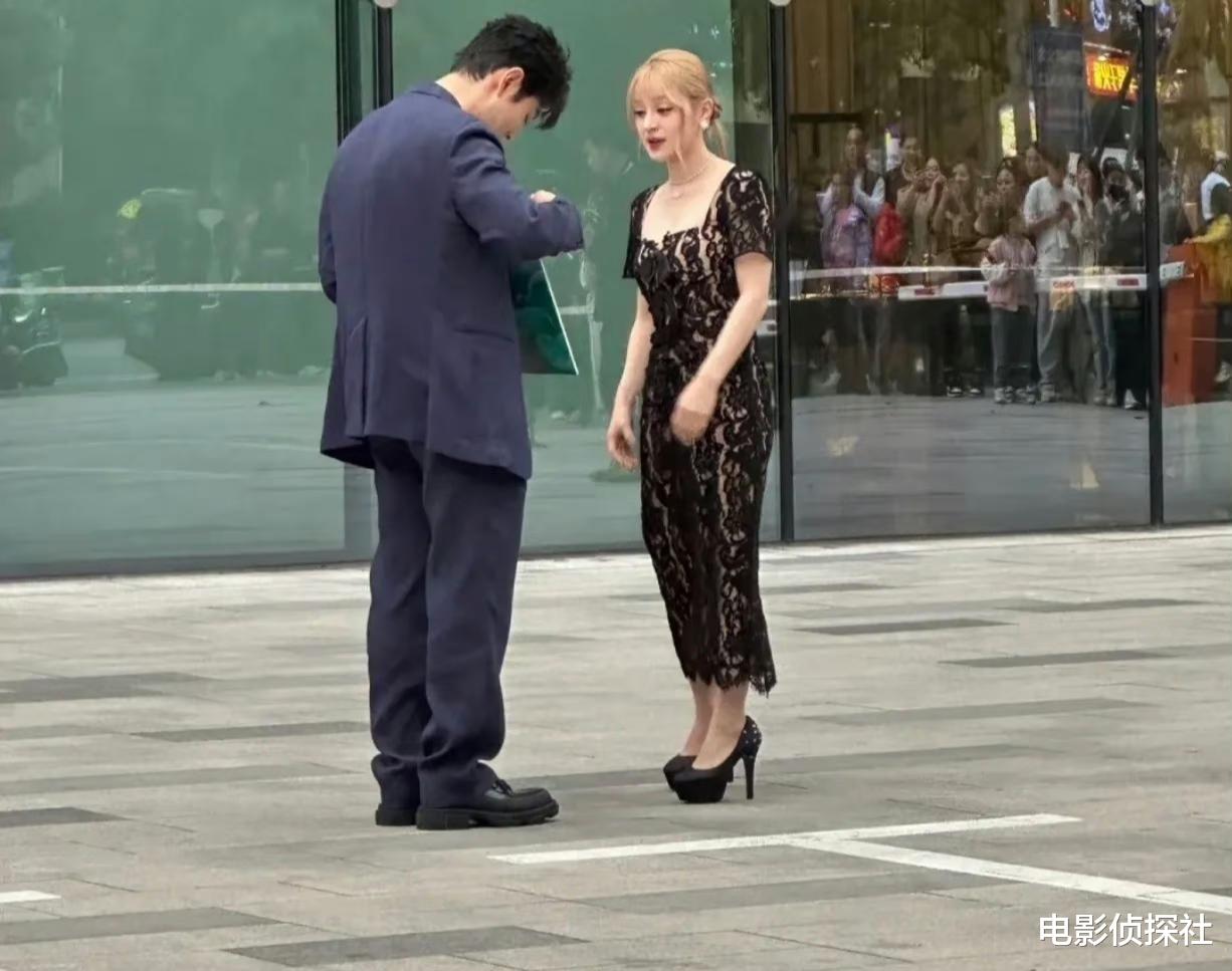 黄晓明|《浪姐4》开录,黄晓明上热搜,与多位女明星同框暴露真实身高