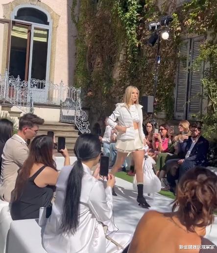谷爱凌上T台气场一米八,跟胡兵米兰同场走秀,妈妈谷燕一脸骄傲