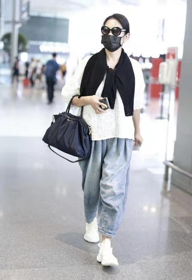 倪萍64岁减肥加美颜气质回到从前，但素颜判若两人，一股子农村味