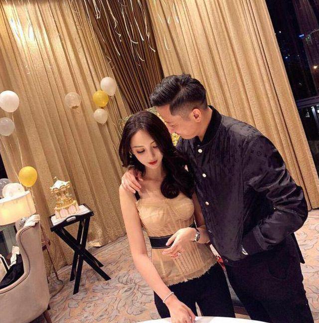 黄晓明带叶珂回青岛老家,女方离婚带俩娃,脸型五官酷似baby 娱乐