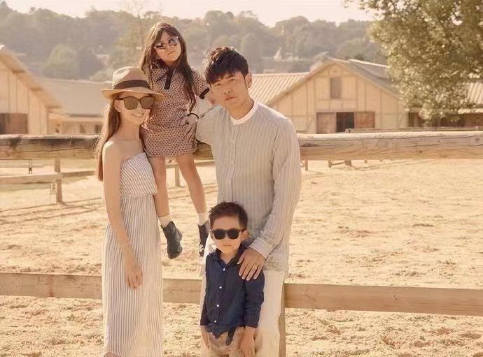 周杰伦为娇妻昆凌庆生，二人游艇出海好甜蜜，“三宝妈”称呼亮了