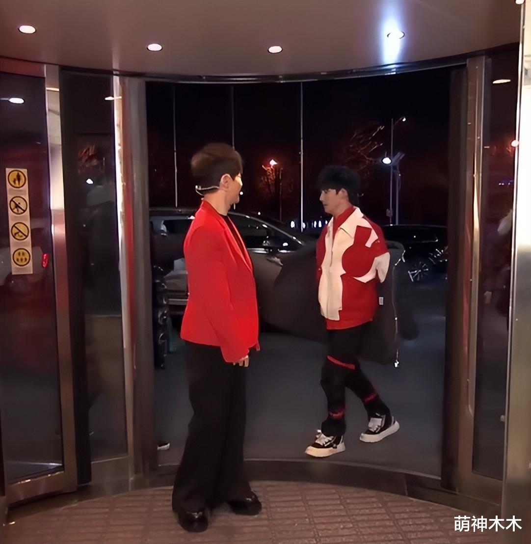 春晚|明星春晚下班!张若昀魏晨赶回家吃饺子,杨紫被小朋友求合影