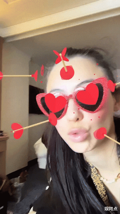 张柏芝|张柏芝大方晒出三胎儿子正脸照，混血基因颜值高！生父已排除华人