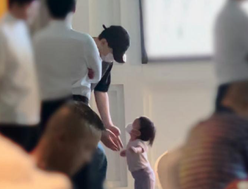 邓伦|邓伦参加发小婚礼，不当伴郎不抢风头，怀抱小女孩引热议