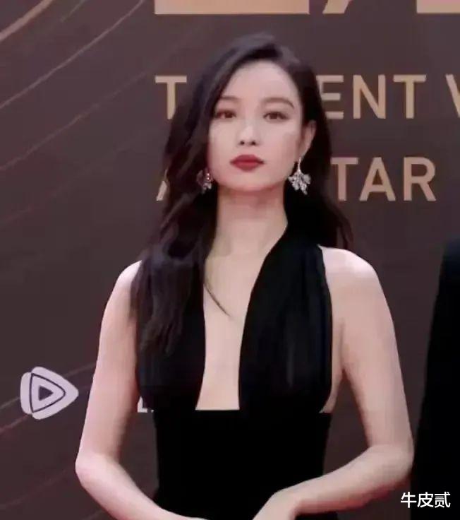 一场尴尬的红毯!杨紫被艳压,倪妮撞衫,而她却性感到了流鼻血