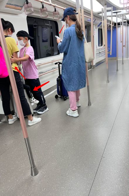 Jasper坐地铁边管妹妹边扶阿姨，走路像老干部，应采儿只顾玩手机