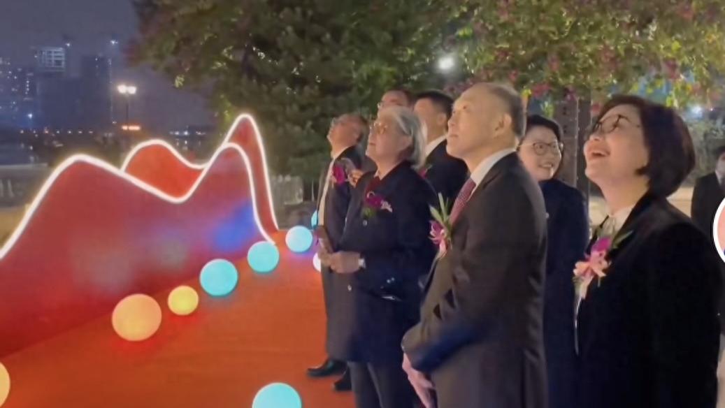 霍震霆霍震寰罕见合体，现身白天鹅宾馆看灯光秀，庆祝开业40周年