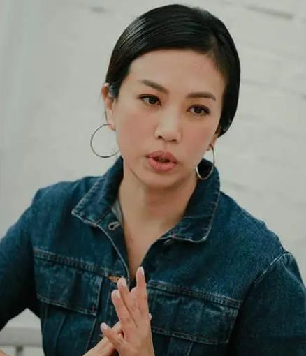 萧敬腾50岁未婚妻背景曝光,双硕士女老板,帮其挡黑道赚上亿房产