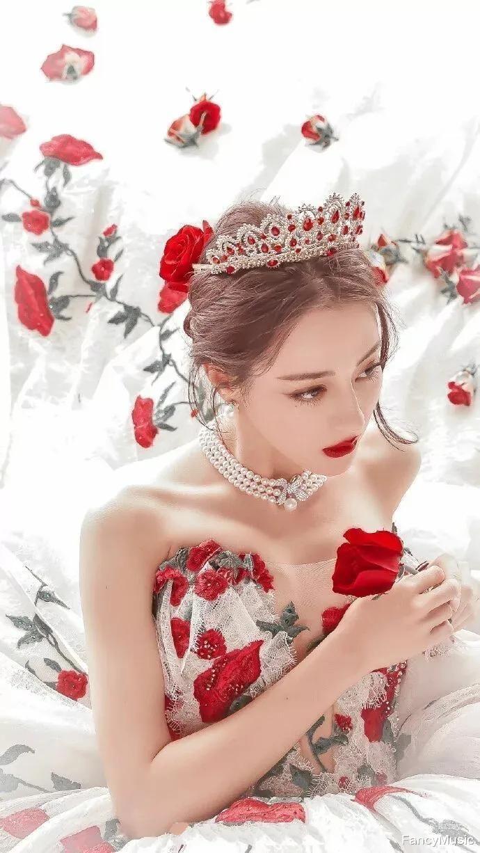 迪丽热巴吐槽节目组引发争议，被截图到丑陋表情包，颜值让人担忧