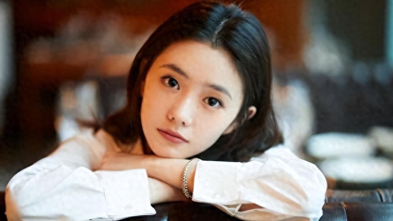 惨遭央媒怒批，目不识丁、德不配位，这几位文盲明星凭什么能走红？