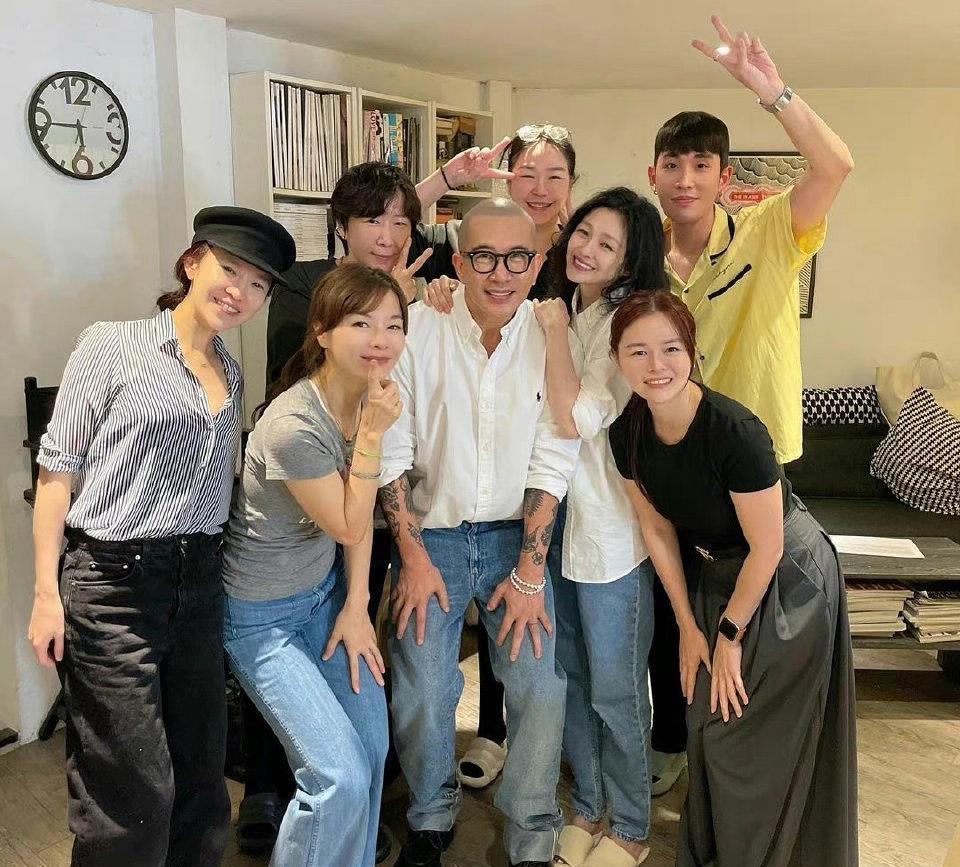 小S|小S晒照去韩国，自称好久没来很开心，吃韩牛酱蟹表情好夸张