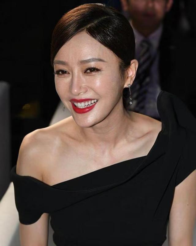 秦岚终究还是老了,远看很年轻,近看却像"阿姨" - 娱乐资讯(主打网)