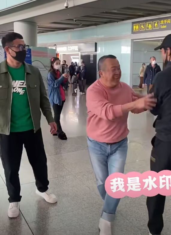 曾志伟|69岁曾志伟现身机场,头发稀疏身材圆润,近照被调侃只有150