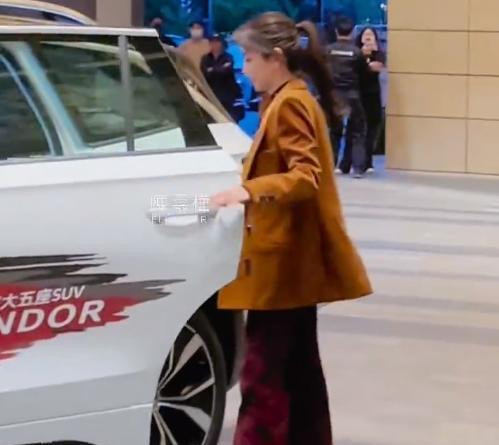 ella|陈嘉桦录制《浪姐4》妆造曝光,长卷发很妩媚,41岁脸有点浮肿