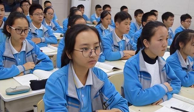殷桃 初中生“发型标准”新规定，男生清爽又帅气，女生看后直言有点丑