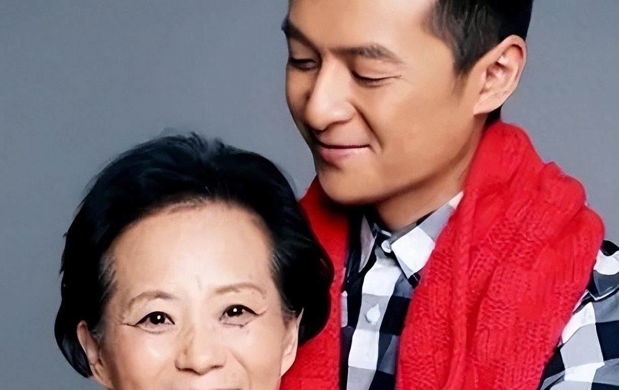 从偶像到“妈宝男”，被亲妈强拆了3段姻缘，如今44岁仍然未婚