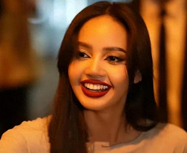 Lisa晒疯马秀演出照，通体雪白球突出，珍珠腰链上身不遮羞