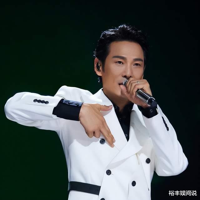 杜德伟|61岁杜德伟酒吧商演被嘲落魄!一首歌要价10万元,美女伴舞嗨翻天