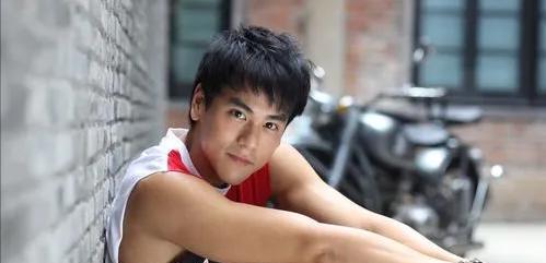 周杰伦 白敬亭、周杰伦头顶稀疏，原来男星早就秃了，观众被骗惨了