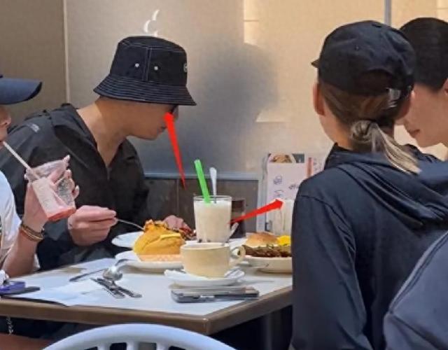 窦骁何超莲婚变再升级?赌王三太收回豪宅,窦骁全程冷脸用绿吸管