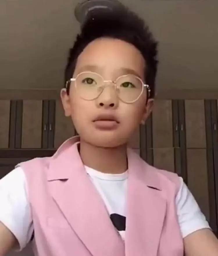 钟美美|钟美美首谈父母离婚登热搜！父亲存在是多余的，曾因模仿老师走红